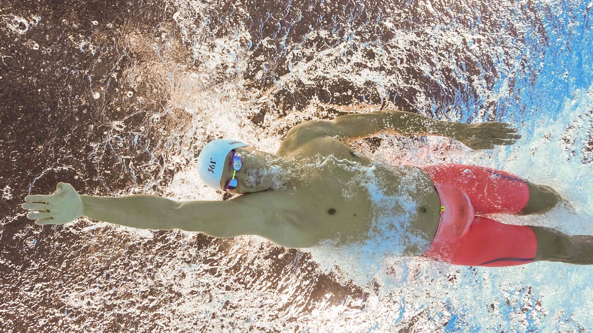 梅西第八次捧起金球奖 刷新足坛历史纪录